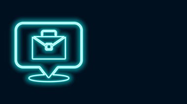 Parlayan neon hattı siyah arkaplanda izole edilmiş çalışan bir simge. Evinde dizüstü bilgisayarla çalışan serbest çalışan bir adam. Uzaktan kumanda. Mesafeli iş kavramı. 4K Video hareketli grafik canlandırması