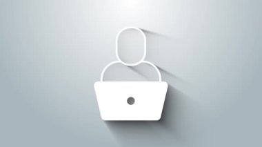 Beyaz Freelancer simgesi gri arkaplanda izole edildi. Evinde dizüstü bilgisayarla çalışan serbest çalışan bir adam. Çevrimiçi iş, uzak iş kavramı. 4K Video hareketli grafik canlandırması