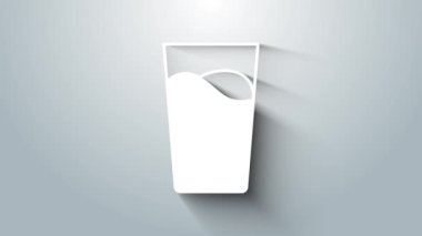 Gri zemin üzerinde su ikonu olan beyaz cam. Soda bardağı. 4K Video hareketli grafik canlandırması