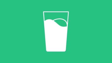 Yeşil zemin üzerinde su ikonu olan beyaz cam. Soda bardağı. 4K Video hareketli grafik canlandırması