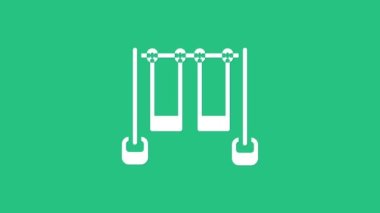 Yeşil arka planda izole edilmiş oyun alanındaki yaz oyunları için White Double swing. Açık hava eğlence ekipmanları. 4K Video hareketli grafik canlandırması