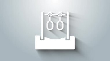 Gri arkaplanda beyaz jimnastik yüzükler ikonu izole edildi. Yüzüklü ip asılı oyun alanı ekipmanları. 4K Video hareketli grafik canlandırması