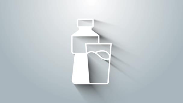 Botella blanca de agua con icono de vidrio aislado sobre fondo gris. Signo de bebida de soda aqua. Animación gráfica de vídeo 4K — Vídeos de Stock
