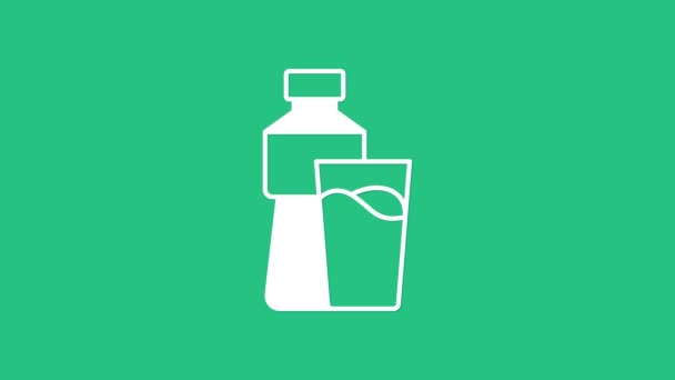 Botella blanca de agua con icono de vidrio aislado sobre fondo verde. Signo de bebida de soda aqua. Animación gráfica de vídeo 4K — Vídeo de stock