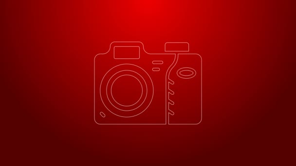 Linha verde Ícone da câmera fotográfica isolado no fundo vermelho. Ícone da câmara fotográfica. Animação gráfica em movimento de vídeo 4K — Vídeo de Stock