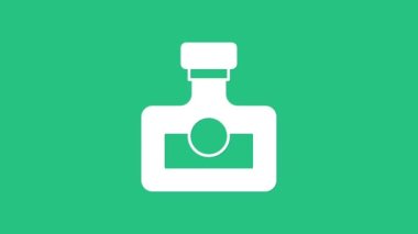 Beyaz Alkol içeceği yeşil arka planda izole edilmiş rom şişesi ikonu. 4K Video hareketli grafik canlandırması