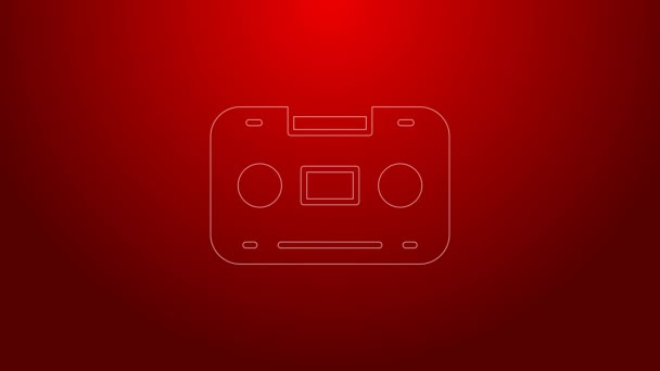 Πράσινη γραμμή Retro audio κασετόφωνο εικονίδιο απομονώνονται σε κόκκινο φόντο. 4K Γραφική κίνηση κίνησης βίντεο — Αρχείο Βίντεο