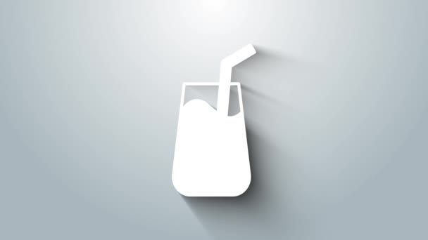 Белый коктейль и икона алкогольного напитка выделены на сером фоне. Видеографическая анимация 4K — стоковое видео