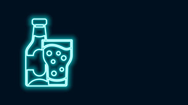 Gloeiende neon lijn Bierfles en glazen icoon geïsoleerd op zwarte achtergrond. Alcohol Drink symbool. 4K Video motion grafische animatie — Stockvideo