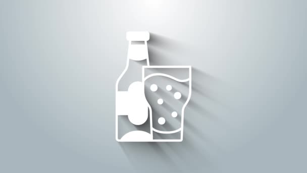 Белая бутылка пива и стеклянная икона изолированы на сером фоне. Символ алкоголя. Видеографическая анимация 4K — стоковое видео