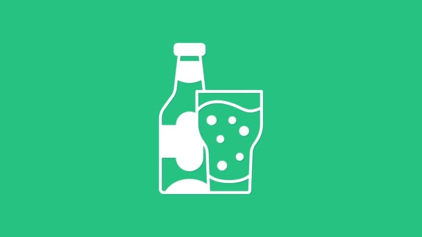 Botella de cerveza blanca e icono de vidrio aislado sobre fondo verde. Alcohol Símbolo de bebida. Animación gráfica de vídeo 4K — Vídeo de stock