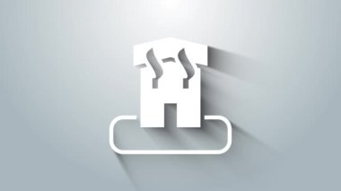 Beyaz kundakçılık, gri arka planda izole edilmiş bir ev ikonu. Yangın var. Ofis pencerelerindeki alevler. Yanık tesisi. Kendiliğinden olan bir felaket. 4K Video hareketli grafik canlandırması