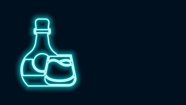 Glödande neon linje Whiskey flaska och glas ikon isolerad på svart bakgrund. 4K Video motion grafisk animation — Stockvideo