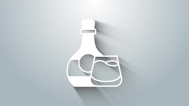 Fehér Whiskey palack és üveg ikon elszigetelt szürke alapon. 4K Videó mozgás grafikus animáció