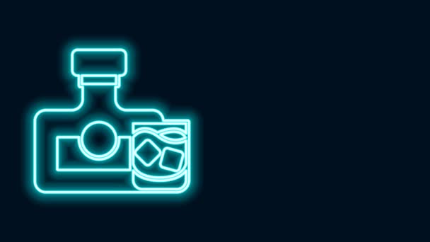 Glowing neon line Whiskey bottle and glass icon isolated on black background. Animasi grafis gerak Video 4K — Stok Video