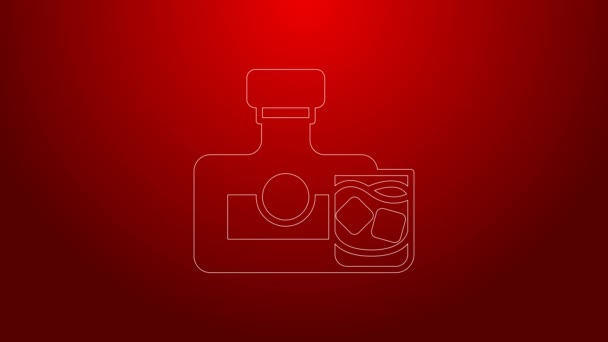 Línea verde Whisky botella y cristal icono aislado sobre fondo rojo. Animación gráfica de vídeo 4K — Vídeos de Stock