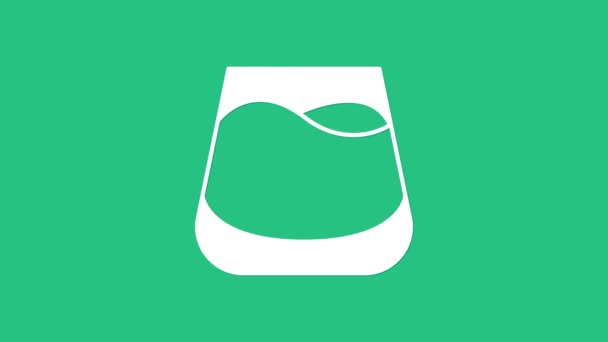 Белый стеклянный значок виски выделен на зеленом фоне. Видеографическая анимация 4K — стоковое видео