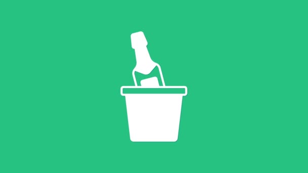 Weiße Flasche Champagner in einem Eiseimer auf grünem Hintergrund. 4K Video Motion Grafik Animation — Stockvideo