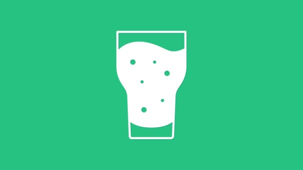 Icono de vaso blanco de cerveza aislado sobre fondo verde. Animación gráfica de vídeo 4K — Vídeo de stock