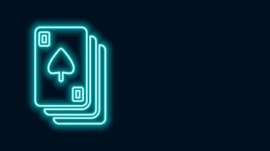 Parlayan neon hattı siyah arkaplanda izole edilmiş kart simgesi çalıyor. Kumarhane kumarı. 4K Video hareketli grafik canlandırması