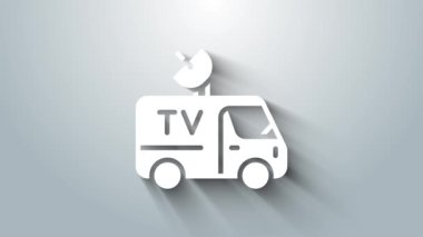 Çatıda ekipmanı olan beyaz TV haber arabası gri arka planda izole edilmiş. 4K Video hareketli grafik canlandırması