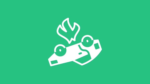 White Burning car icon isolated on green background. Car on fire. Broken auto covered with fire and smoke. 4K Video motion graphic animation — Vídeo de Stock