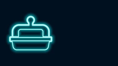 Siyah arkaplanda izole edilmiş tereyağı kabında parlayan neon çizgisi. Tereyağlı tuğla tabakta. Süt bazlı ürün. Doğal süt ürünü. 4K Video hareketli grafik canlandırması