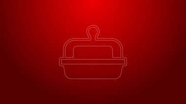 Kırmızı arkaplanda izole edilmiş bir tereyağı kabında yeşil çizgi tereyağı. Tereyağlı tuğla tabakta. Süt bazlı ürün. Doğal süt ürünü. 4K Video hareketli grafik canlandırması