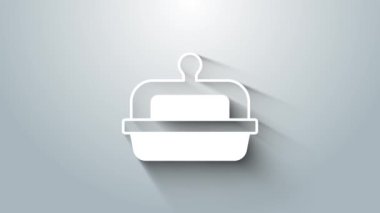 Beyaz tereyağı, gri arkaplanda izole edilmiş bir tereyağı ikonu. Tereyağlı tuğla tabakta. Süt bazlı ürün. Doğal süt ürünü. 4K Video hareketli grafik canlandırması