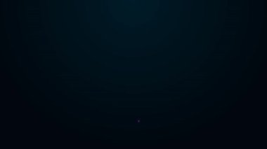 Siyah arka planda izole edilmiş kaşık ikonu olan şişede yoğurt içmek. 4K Video hareketli grafik canlandırması