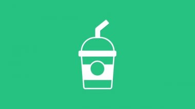Beyaz milkshake simgesi yeşil arkaplanda izole edildi. Kapaklı ve samanlı plastik bardak. 4K Video hareketli grafik canlandırması