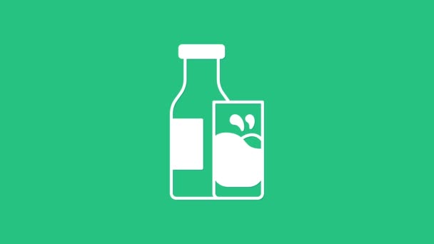 Белая закрытая стеклянная бутылка с молоком и стеклянной иконой на зеленом фоне. Видеографическая анимация 4K — стоковое видео