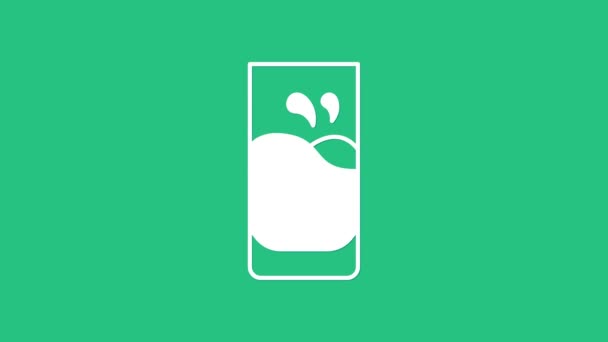 Белое стекло с молочным значком на зеленом фоне. Видеографическая анимация 4K — стоковое видео