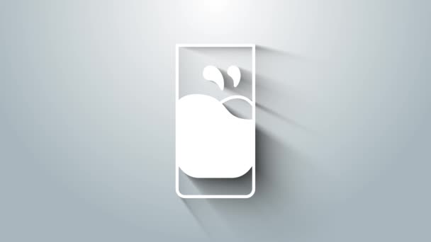 Gri arka planda izole edilmiş süt ikonlu beyaz cam. 4K Video hareketli grafik canlandırması — Stok video