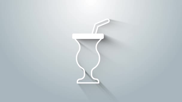 Icône de milkshake blanc isolée sur fond gris. Coupe en plastique avec couvercle et paille. Animation graphique de mouvement vidéo 4K — Video