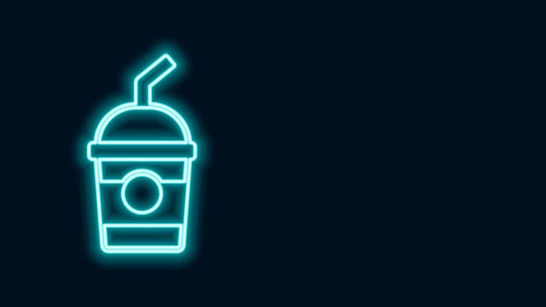 Icono brillante de la línea de neón Milkshake aislado sobre fondo negro. Taza de plástico con tapa y paja. Animación gráfica de vídeo 4K — Vídeos de Stock