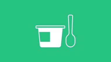 Yeşil zemin üzerinde kaşık simgesi olan beyaz yoğurt kabı. Plastik bardakta yoğurt. 4K Video hareketli grafik canlandırması