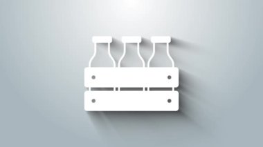 Beyaz şişe sütü, gri arka planda izole edilmiş ahşap kutu simgesine doldurulmuş. 4K Video hareketli grafik canlandırması