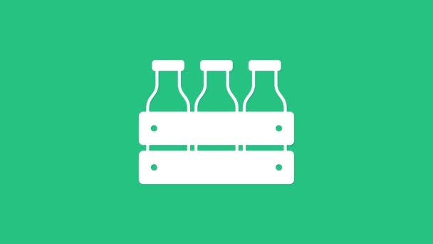 Біле пляшкове молоко, упаковане в дерев'яну коробку, ізольоване на зеленому фоні. 4K Відео рух графічна анімація — стокове відео