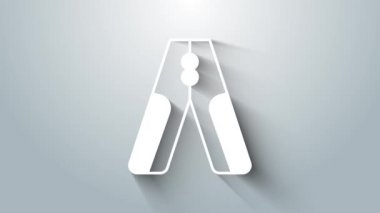 Gri arkaplanda beyaz araba bataryası güç kablosu ikonu izole edildi. 4K Video hareketli grafik canlandırması