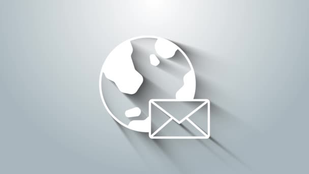 Біла земна куля з іконою електронної пошти, ізольованою на сірому фоні. Знаменитий символ електронної пошти. Знак електронного повідомлення. 4K Відеографічна анімація — стокове відео