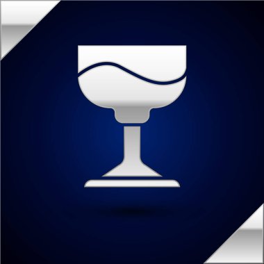 Gümüş Kokteyl ikonu koyu mavi arka planda izole edildi. Vektör