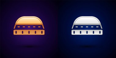 Siyah arka planda izole edilmiş dua ikonu için altın ve gümüş Müslüman şapkası. İslam dini şapkası. Vektör