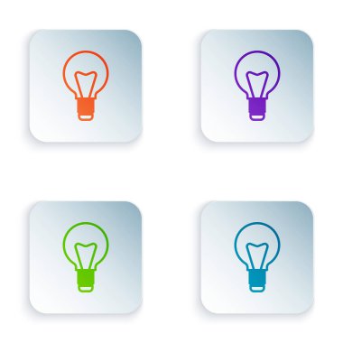 Fikir simgesi kavramına sahip renkli ampul beyaz arkaplanda izole edildi. Enerji ve fikir sembolü. İlham konsepti. Kare düğmelere renkli simgeleri yerleştir. Vektör