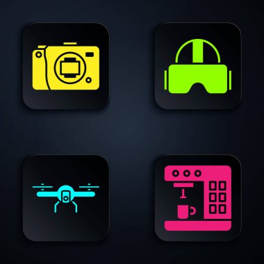 Kahve makinesi, aynasız kamera, İHA uçuşu ve sanal gerçeklik gözlükleri. Siyah kare düğme. Vektör