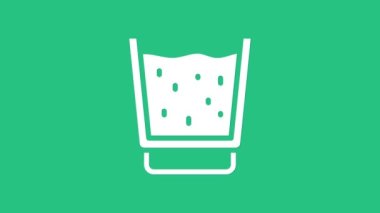 Yeşil zemin üzerinde su ikonu olan beyaz cam. Soda bardağı. 4K Video hareketli grafik canlandırması