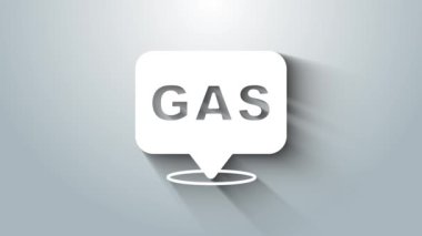 Gri arka planda beyaz konum ve benzin istasyonu simgesi izole edildi. Araba yakıtı sembolü. Benzin pompası. 4K Video hareketli grafik canlandırması