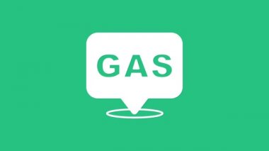 Beyaz konum ve benzin istasyonu ikonu yeşil arka planda izole edildi. Araba yakıtı sembolü. Benzin pompası. 4K Video hareketli grafik canlandırması