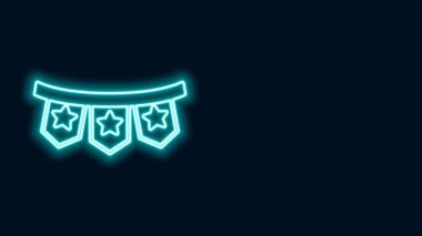 Siyah arkaplanda bayrak simgesi olan parlak neon çizgili karnaval çelengi. Doğum günü kutlaması için parti flamaları, festival dekorasyonu. 4K Video hareketli grafik canlandırması