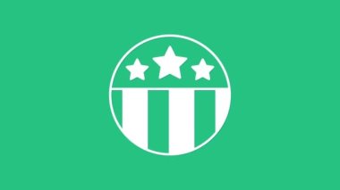 Yeşil zemin üzerinde yıldız simgesi olan beyaz madalya. Kazanan başarı işareti. Ödül madalyası. 4K Video hareketli grafik canlandırması